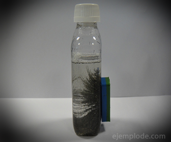 Imantación del polvo de hierro en una mezcla con agua