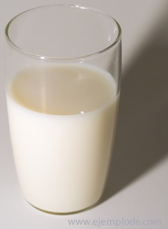 Vaso de leche, ejemplo de suspensión.