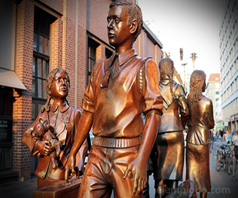 Esculturas metálicas de figuras humanas con acabado bronce